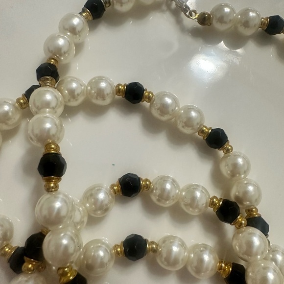Glass Pearl & Black Faceted Beaded Necklace — Classic Gold Tone Vintage 28” - Picture 5 of 5